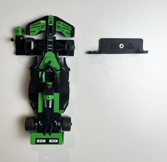 Ophæng til LEGO Speed Champions biler (med figur) sort.