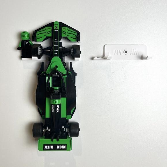 Ophæng til LEGO Speed Champions biler (med figur) hvid.