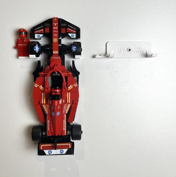 Ophæng til LEGO Speed Champions biler (med figur) hvid.