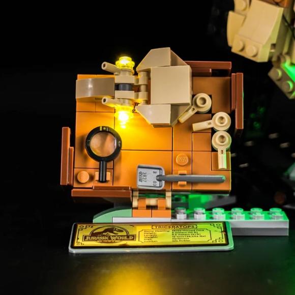 BrickBling lyssæt til: Jurassic World 76969 Dinosaurfossiler: Triceratops-kranium