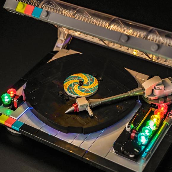 BrickBling lyssæt til: TEMA 40699 Retro plade-spiller