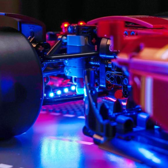 BrickBling lyssæt til: Technic 42207 Ferrari SF-24 F1-bil