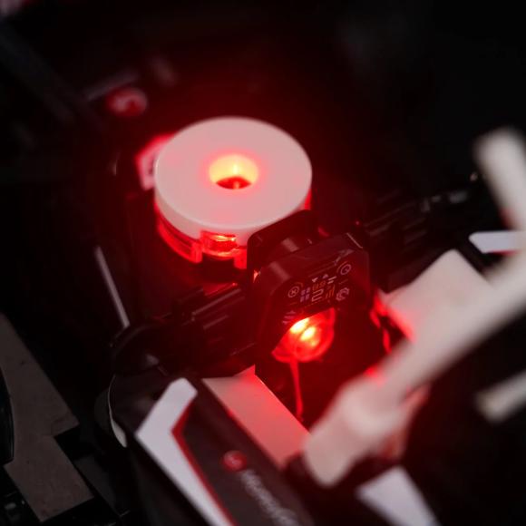 BrickBling lyssæt til: Speed Champions 77250 MoneyGram Haas F1® Team VF-24-racerbil