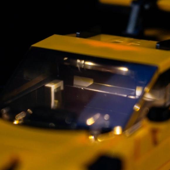 LEGO Speed Champions 77239 Porsche 911 GT3 RS oplyst med BrickBling cockpit zoomet ind