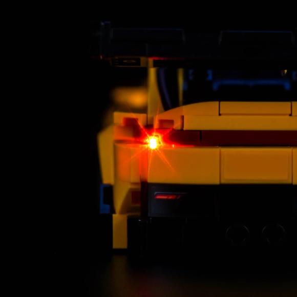 LEGO Speed Champions 77239 Porsche 911 GT3 RS oplyst med BrickBling baglygte zoomet ind