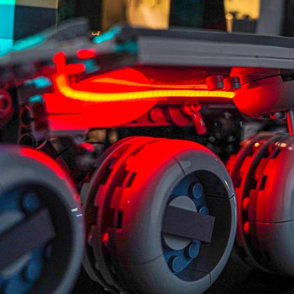 Oplyst LEGO Star Wars 75413 Republik-Juggernaut  lys lige over hjul zoomet ind