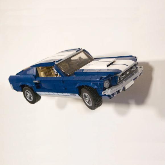 Ophængt LEGO Icons 10265 Ford Mustang vandret på væg set forfra