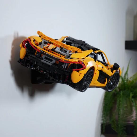Ophængt LEGO Technic 42172 McLaren P1 vandret på væg set bagfra