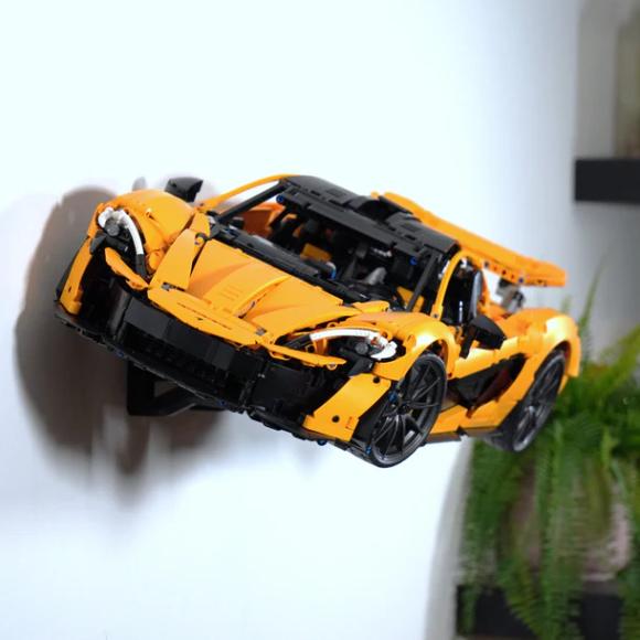Ophængt LEGO Technic 42172 McLaren P1 vandret på væg set fra venstre