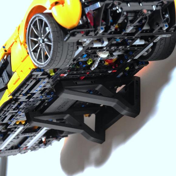 Ophængt LEGO Technic 42172 McLaren P1 vandret på væg set fra bunden så ophæng vises