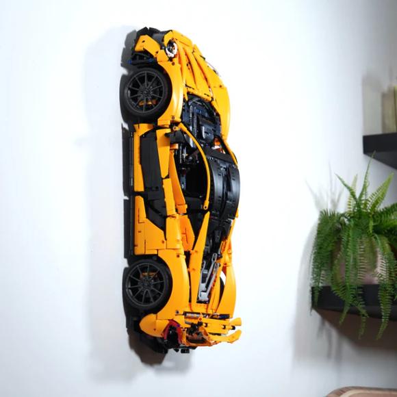 Ophængt LEGO Technic 42172 McLaren P1 lodret på væg set fra venstre side