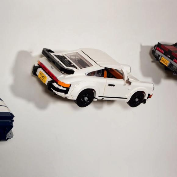 Ophængt LEGO Icons 10295 Porsche 911 vandret på væg set bagfra