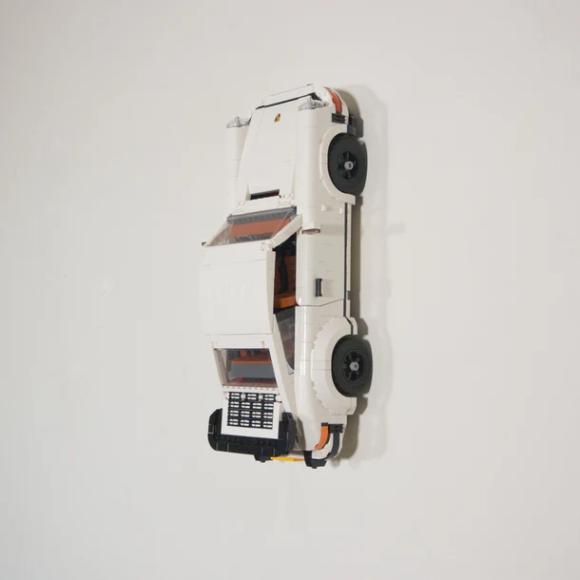 Ophængt LEGO Icons 10295 Porsche 911 lodret på væg