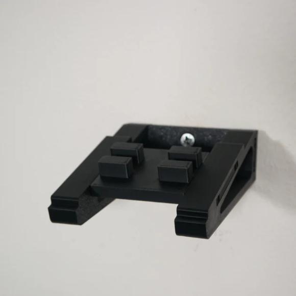 Ophæng der bruges til hænge LEGO Technic 42138 Ford Mustang Shelby vandret på væg