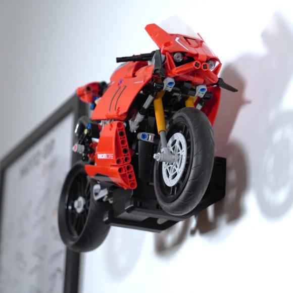 Ophængt LEGO Technic 42107 Ducati Panigale V4 R  vandret set fra bunden