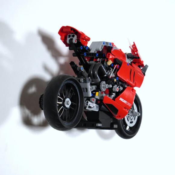 Ophængt LEGO Technic 42107 Ducati Panigale V4 R  set fra siden nedad vandret