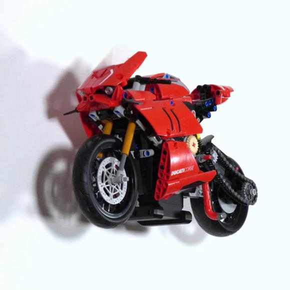 Ophængt LEGO Technic 42107 Ducati Panigale V4 R  set fra venstre side vandret