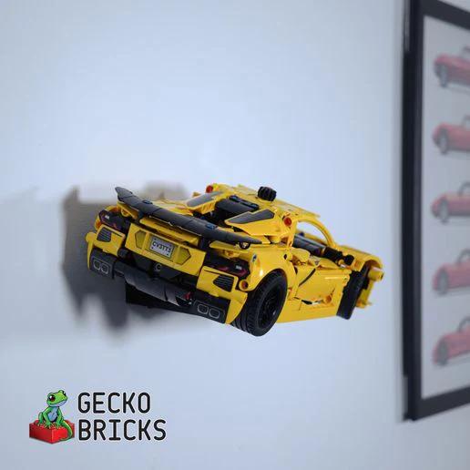 LEGO Technic 42205 Chevrolet Corvette Stingray vandret på væg set bagfra