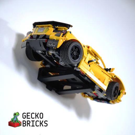 LEGO Technic 42205 Chevrolet Corvette Stingray vandret på væg set nedenfra og ophæng