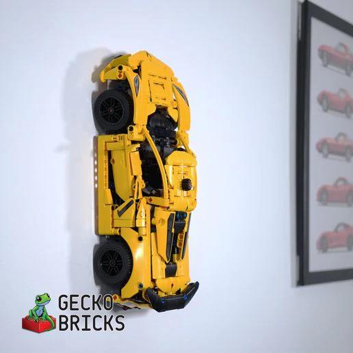 Ophængt LEGO Technic 42205 Chevrolet Corvette Stingray lodret på væg set fra siden