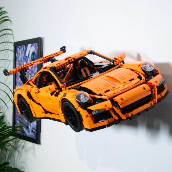 Ophængt lego technic 42056 porsche 911 gt3 RS vandret set fra højre side