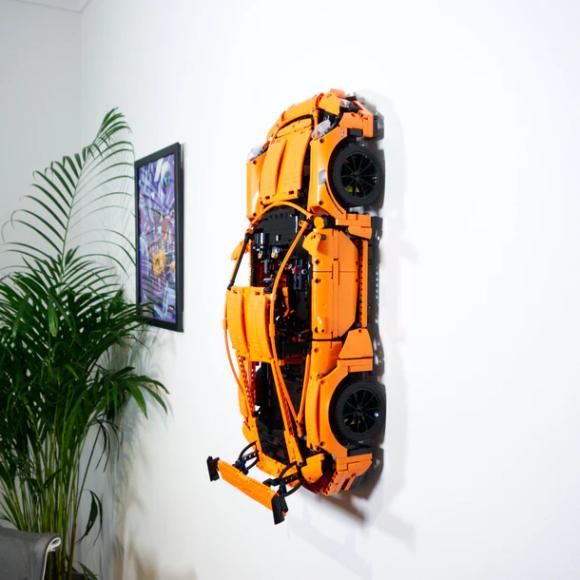 Ophængt lego technic 42056 porsche 911 gt3 RS lodret på væg set fra siden