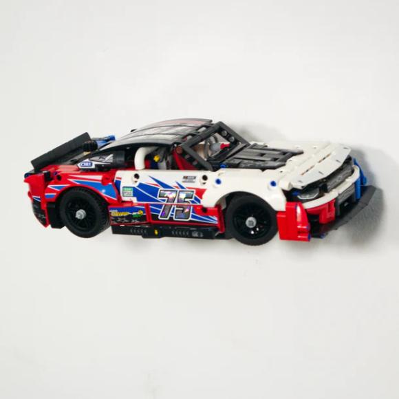 Ophængt lego technic 42153 nascar chevrolet camaro set fra siden