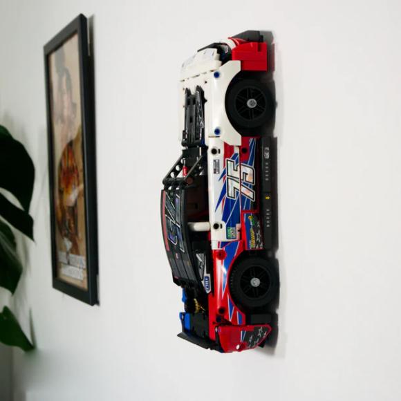 lego technic 42153 nascar chevrolet camaro ophængt på væg set fra siden lodret