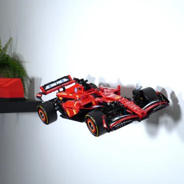 Ophængt lego technic 42207 på væg set fra højre