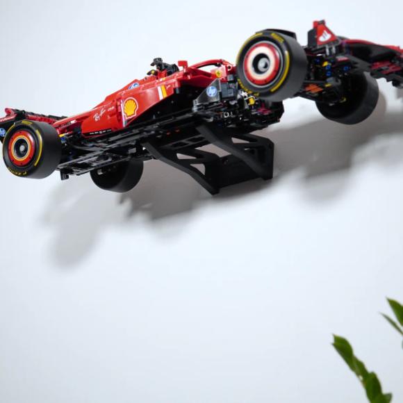 Ophængt lego technic 42207 på væg set fra nedenfra