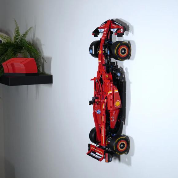 Ophængt lego technic 42207 fladt på væg set fra højre