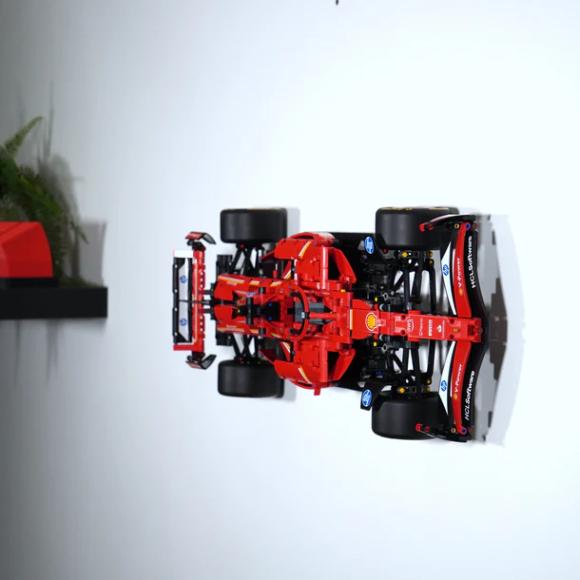 Ophængt lego technic 42207 fladt på væg vandret mod højre