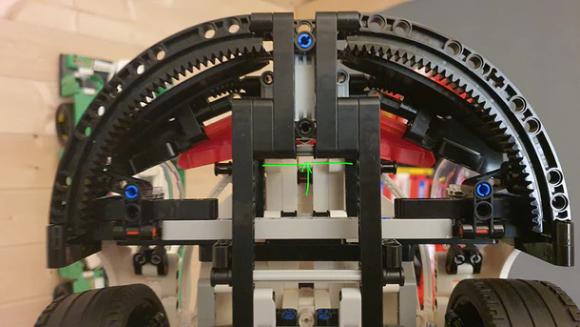 Stedet hvor ophænget skal monteres for at hænge på væggen på lego technic 42096 porsche 911