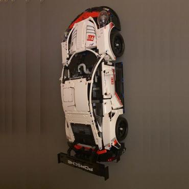 Ophængt lego technic 42096 porsche 911 rsr på væg set fra siden
