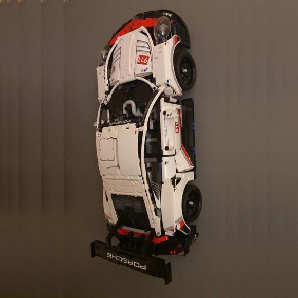 Ophængt lego technic 42096 porsche 911 rsr på væg set fra siden