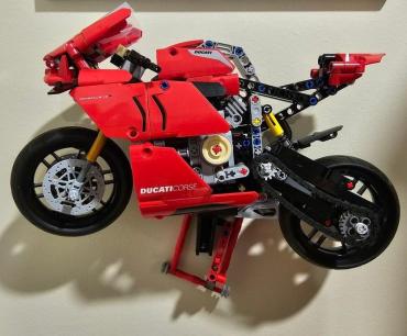 Ophængt lego technic 42107 ducati panigale v4 r på væg set forfra