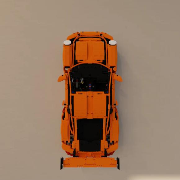 Ophængt Lego technic 42056 på væg set fra forfra