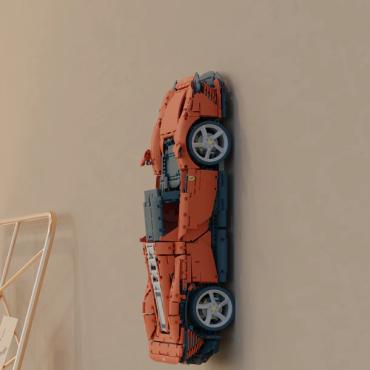 Ophængt lego technic 42143 ferrari daytona sp3 på væg set fra siden
