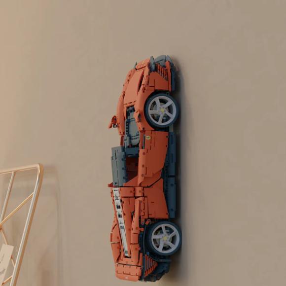 Ophængt lego technic 42143 ferrari daytona sp3 på væg set fra siden