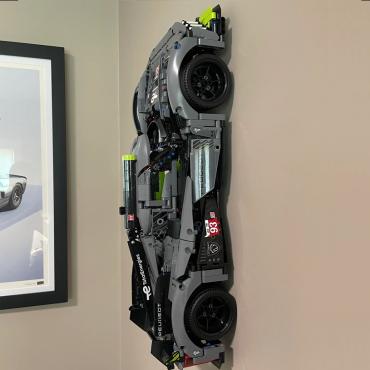 Ophængt lego technic 42156 peugeot le mans bil set fra siden i sort ophæng