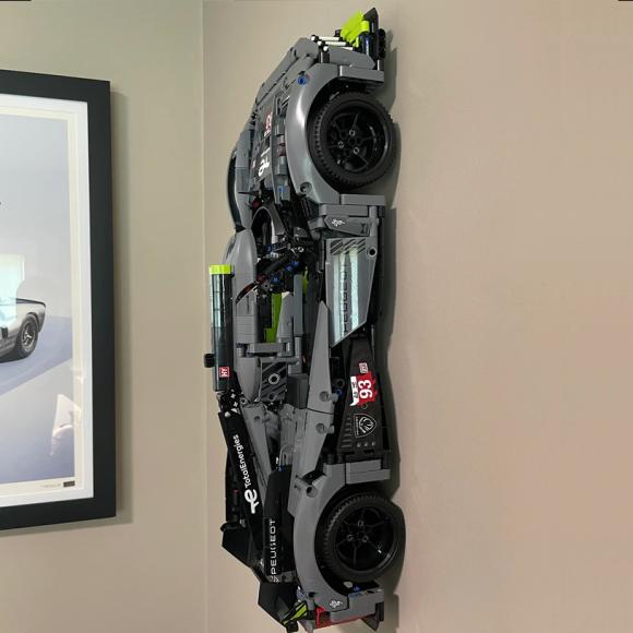 Ophængt lego technic 42156 peugeot le mans bil set fra siden i sort ophæng