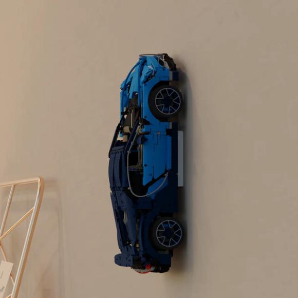 Ophængt lego technic bugatti chiron 42083 set fra siden