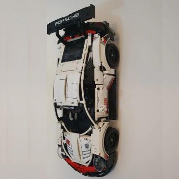 Ophængt 42096 lego technic porsche 911 med ophæng på væg fra siden