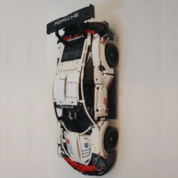 Ophængt 42096 lego technic porsche 911 med ophæng på væg fra siden