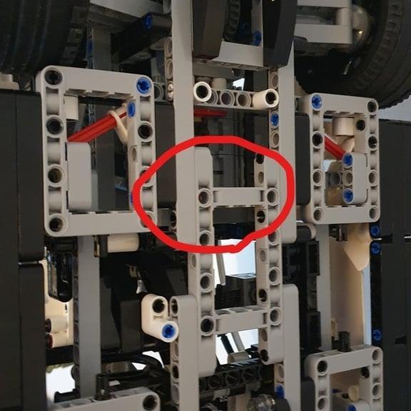 Sted hvor ophæng skal monteres på lego technic 42096 porsche 911 se fra bagside