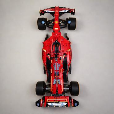 Ophængt 42207 lego technic ferrari f1 bil på væg forfra