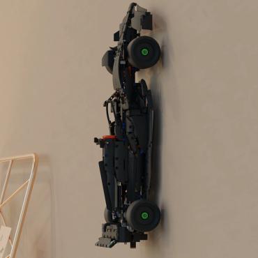 Ophængt lego 42171 formel 1 bil på væg fra siden