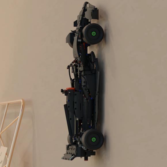 Ophængt lego 42171 formel 1 bil på væg fra siden