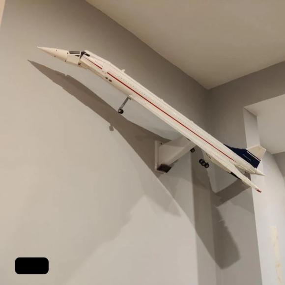 Ophængt lego concorde 10318 på sort ophæng