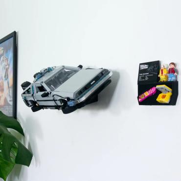 Ophængt LEGO Icons 10300 tidsmaskinen fra tilbage til fremtiden set fra højre side vandret